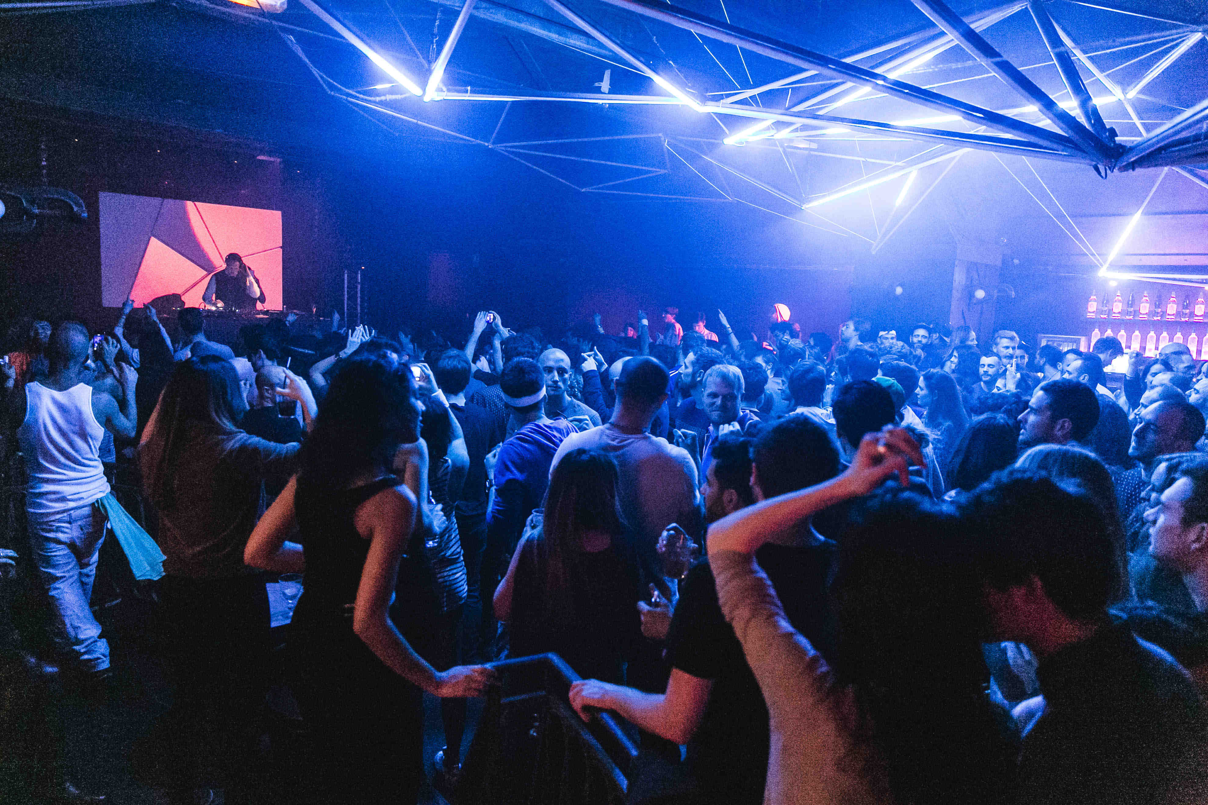 Organiser une soirée en club en tant que collectif à Paris