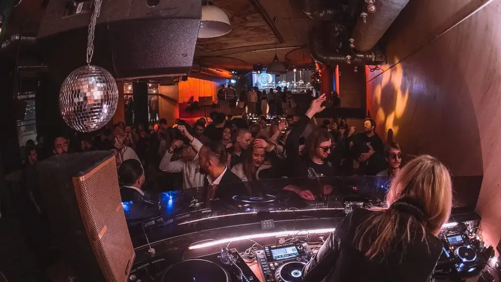 Let Me Hold You | R&B & Future Beats Night, S26 E02