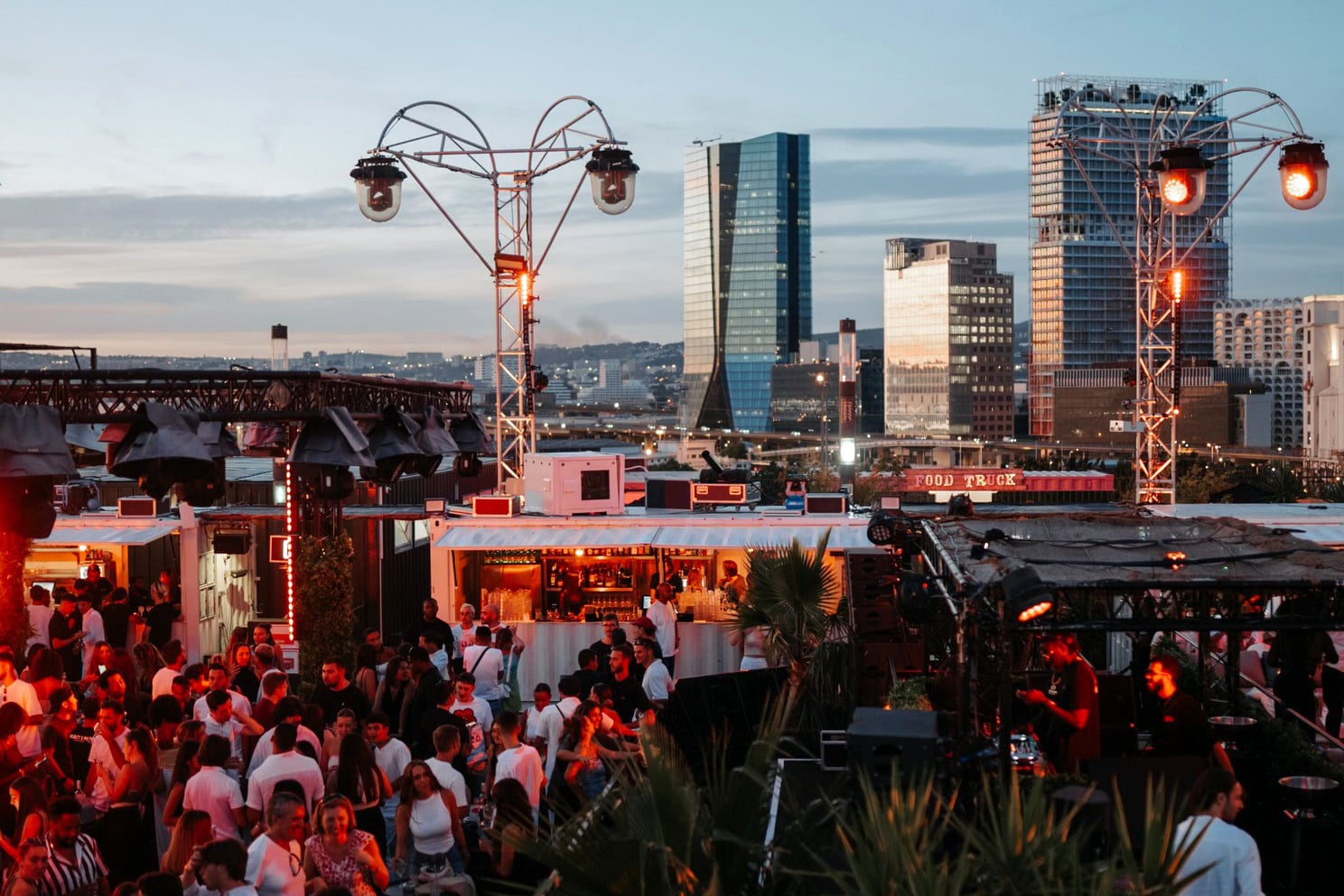 R2 I Le Rooftop X New Year's Eve - Red Carpet